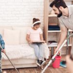 משתפים את הילדים בניקיונות פסח, אך שומרים על כללי הבטיחות