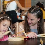 המשפחה מבלה בקניונים הממוזגים, בפעילות מגוונת וכייפית