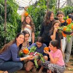 כל המשפחה קוטפת ומבשלת: ‘מהחממה לצלחת’ בערבה התיכונה