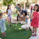 מיני גולף הרצליה מציע פעילות מהנה לכל המשפחה, באווירת חג