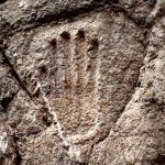 של מי כף היד המסתורית הזאת?