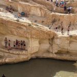 טיול משפחתי בעין ירקעם אשר בשמורת הטבע המכתש הגדול