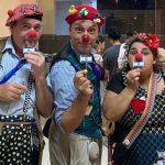 הליצנים הרפואיים: שאו אפים אדומים לשמים כדי שיחזרו בשלום