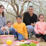 פיקניק משפחתי בין פריחת השקדיות בחבל יתיר