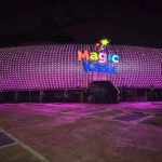 פארק השעשועים מג’יק קאס הואר בסגול להזדהות