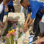 “זר לנופל”: צרור פרחים למשפחות השכולות