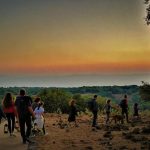 מטיילים ונהנים בשעות הנעימות של הקיץ הגולני