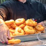 עיר של אורות ותקווה: שלומי שבת וזהבה בן בפסטיבל חנוכה מרהיב