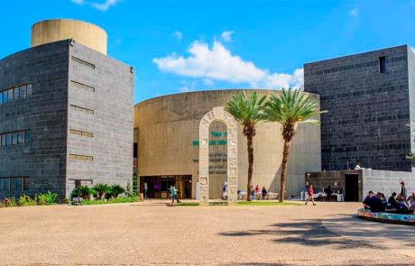 סיורים ופעילויות פורים, בבית יגאל אלון