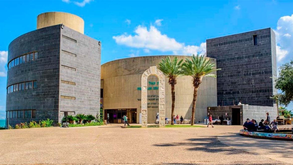 סיורים ופעילויות פורים, בבית יגאל אלון