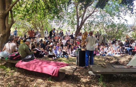 המשפחות בחרו לטייל בטבע ולהתחבר לשורשים