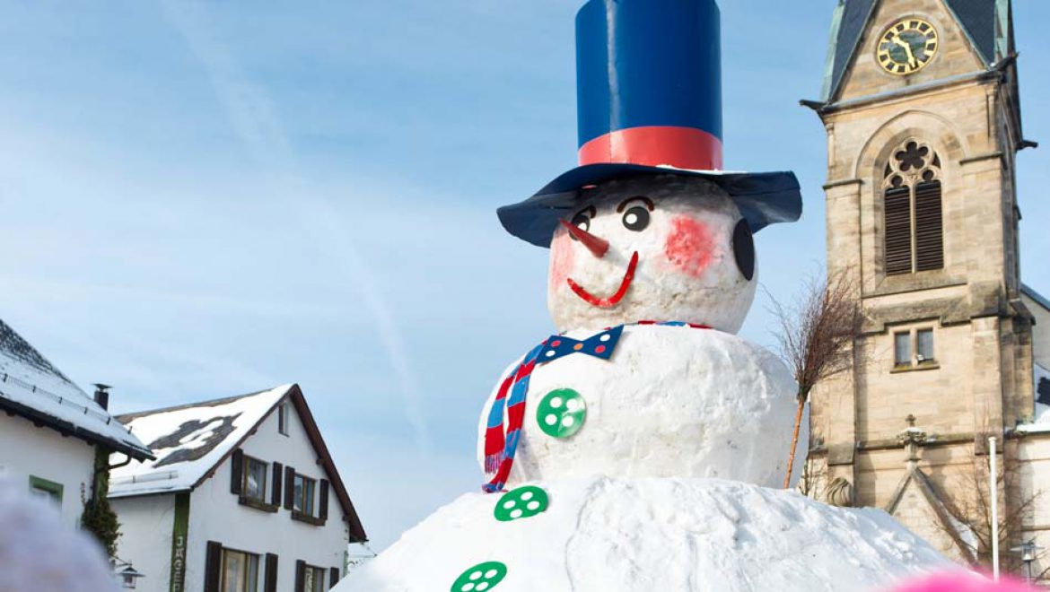 בילוי חורף משפחתי מסעיר, בפיכטלגבירגה, במחוז פרנקוניה, גרמניה