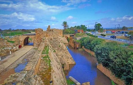 מטיילים בצילומים בין מפלים זרמים ואתרים