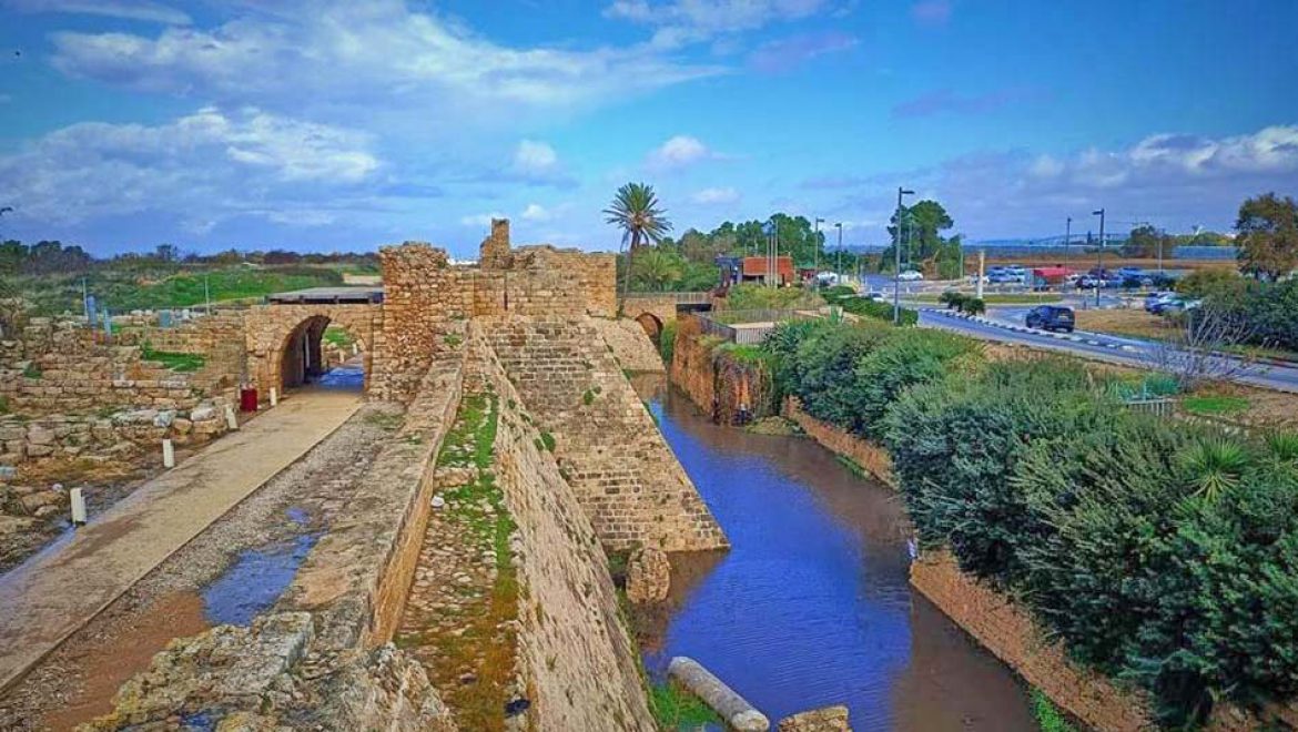 מטיילים בצילומים בין מפלים זרמים ואתרים