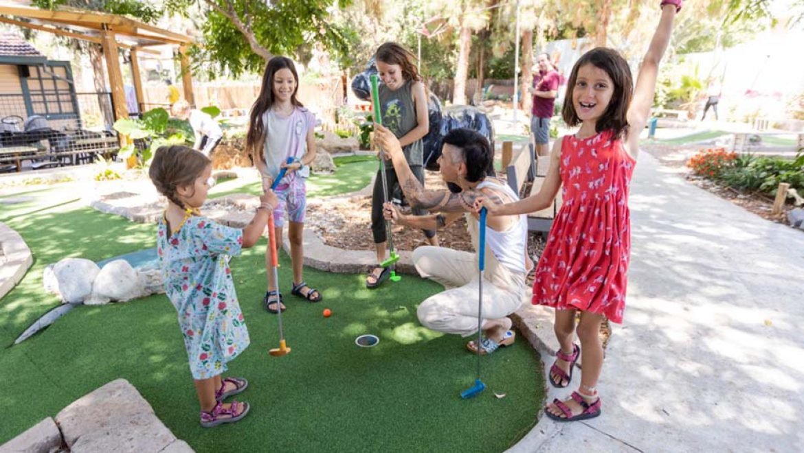 מיני גולף הרצליה מציע פעילות מהנה לכל המשפחה, באווירת חג