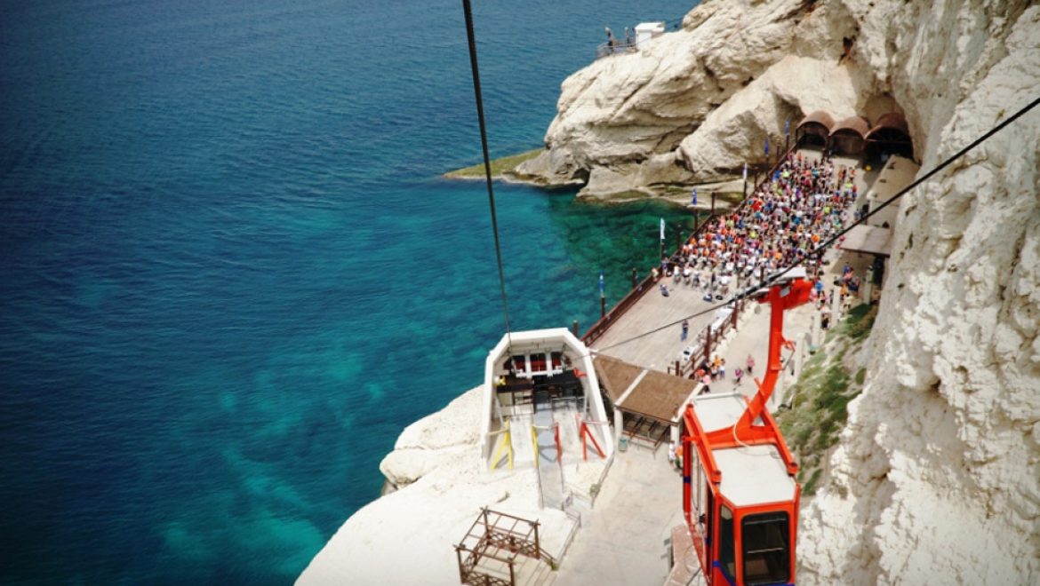 מהכחול של הנקרות אל הירוק של הגליל