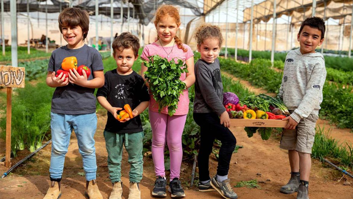 המשפחה מוזמנת לערבה התיכונה להשתתף בחוויית ‘מהחממה לצלחת’