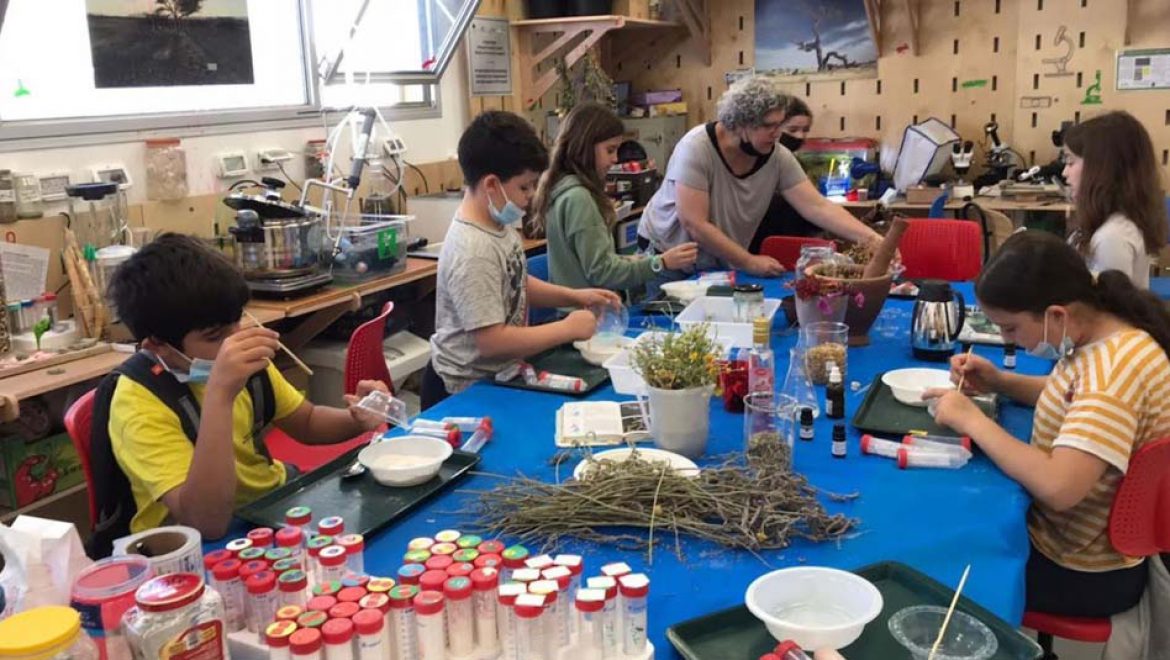 “מו”פ הילדים התכווצו”: יום המדע בערבה התיכונה