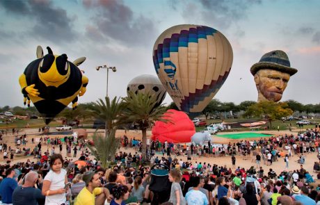 משפחות מתעופפות ל’פסטיבל כדורים פורחים בינלאומי’ בצפון הנגב
