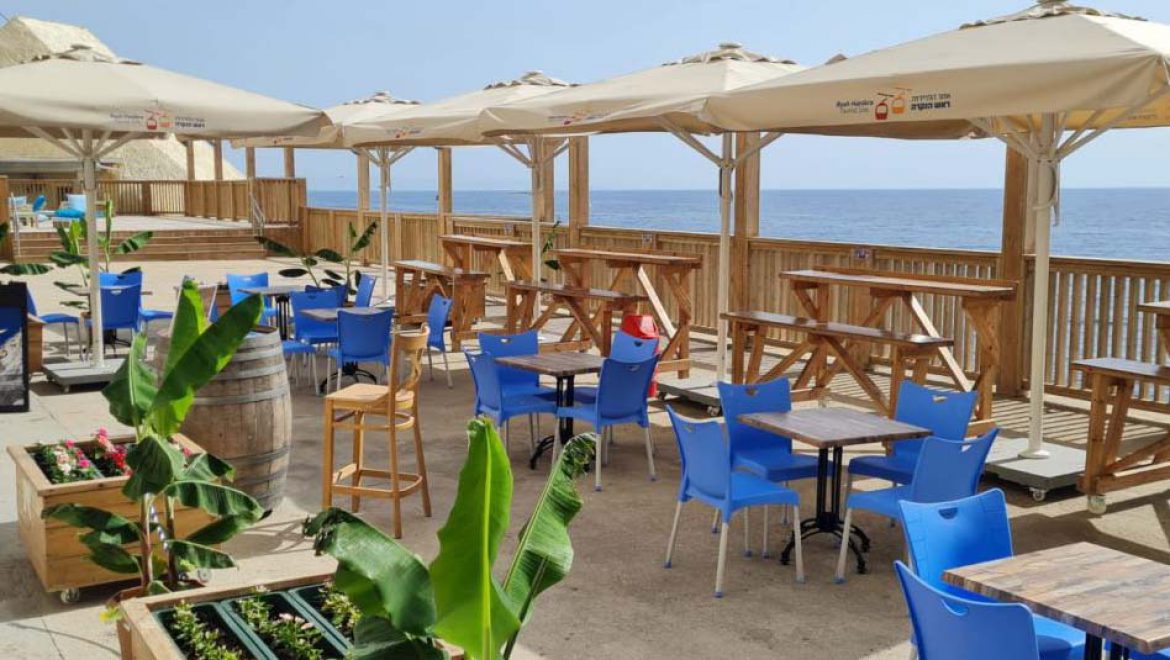 ‘קפה מול הים’: אירועי שקיעה לקראת שבת בין הנקרות, והמשפחות נהנות