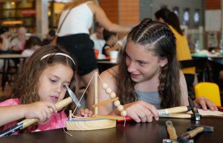 המשפחה מבלה בקניונים הממוזגים, בפעילות מגוונת וכייפית