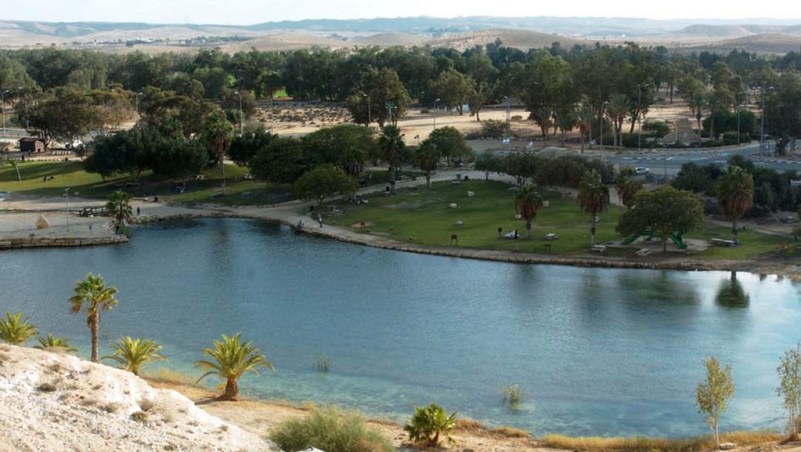 המשפחה מטיילת ומתאווררת באתרי קק”ל