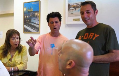 הכוכבים פורשים כנף: 5 פסנתרים, 4 כוכבים, מאסטרו אחד, לכל המשפחה