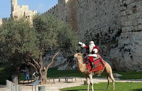 סנטה קלאוס מבקר בעיר העתיקה בירושלים