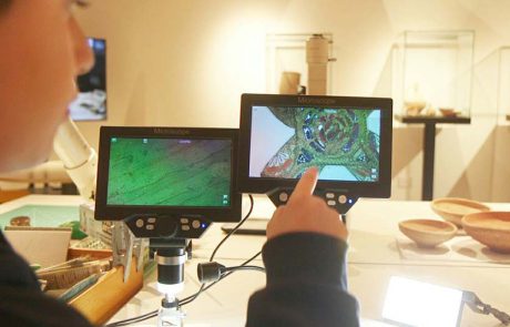 בן עשר גילה תליון צלב בן כ-100 שנים בירושלים