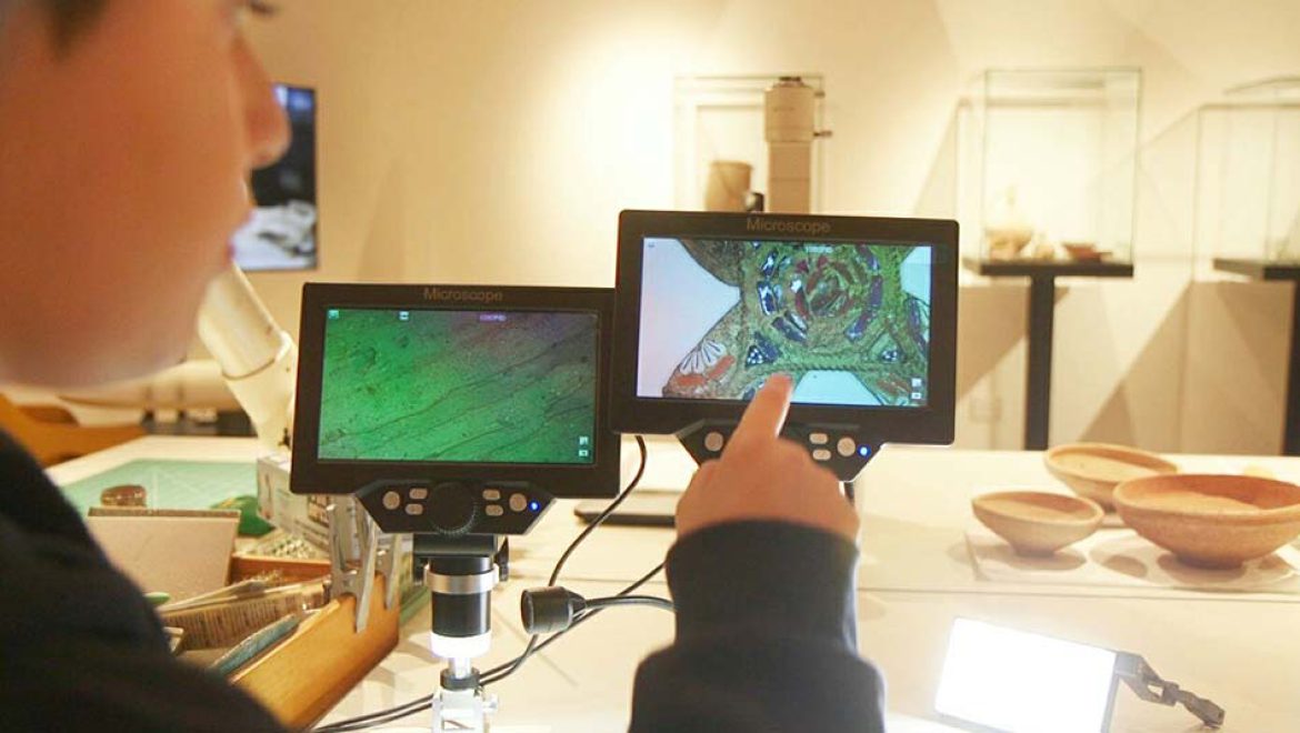 בן עשר גילה תליון צלב בן כ-100 שנים בירושלים