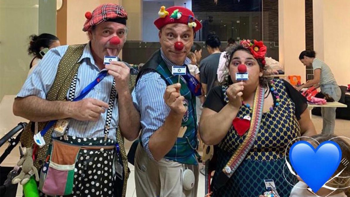 הליצנים הרפואיים: שאו אפים אדומים לשמים כדי שיחזרו בשלום