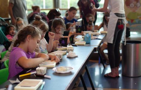 פותחים שנה עם חוויות חדשות: חוגים חינמיים בבישול, יצירה ואפילו נגרות