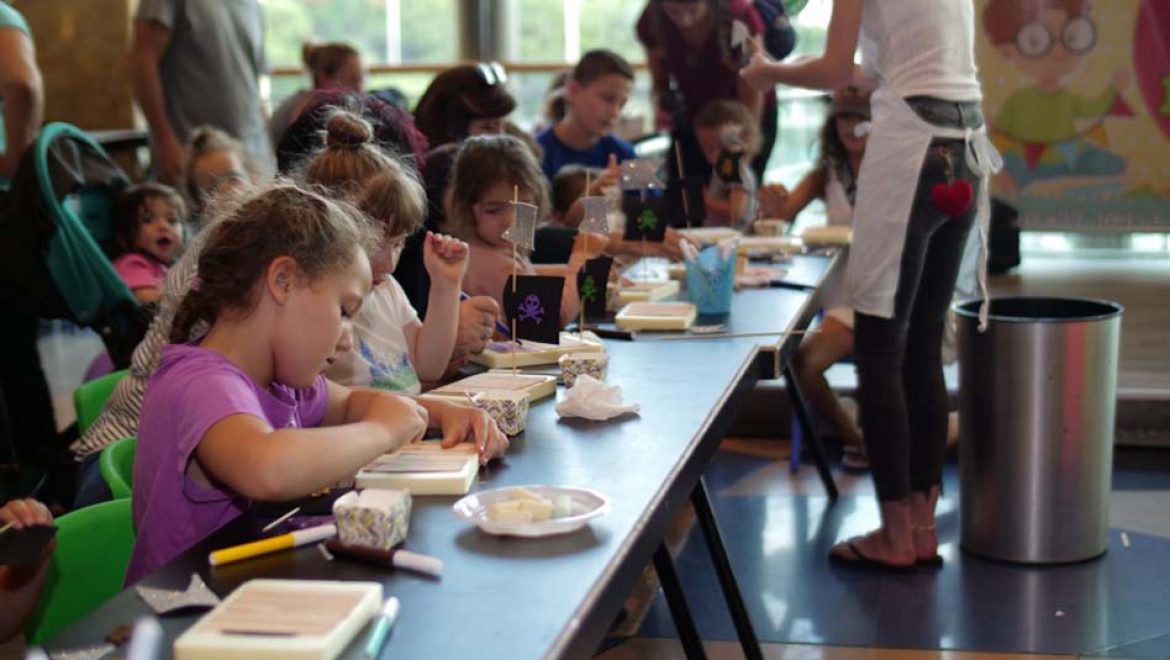 פותחים שנה עם חוויות חדשות: חוגים חינמיים בבישול, יצירה ואפילו נגרות