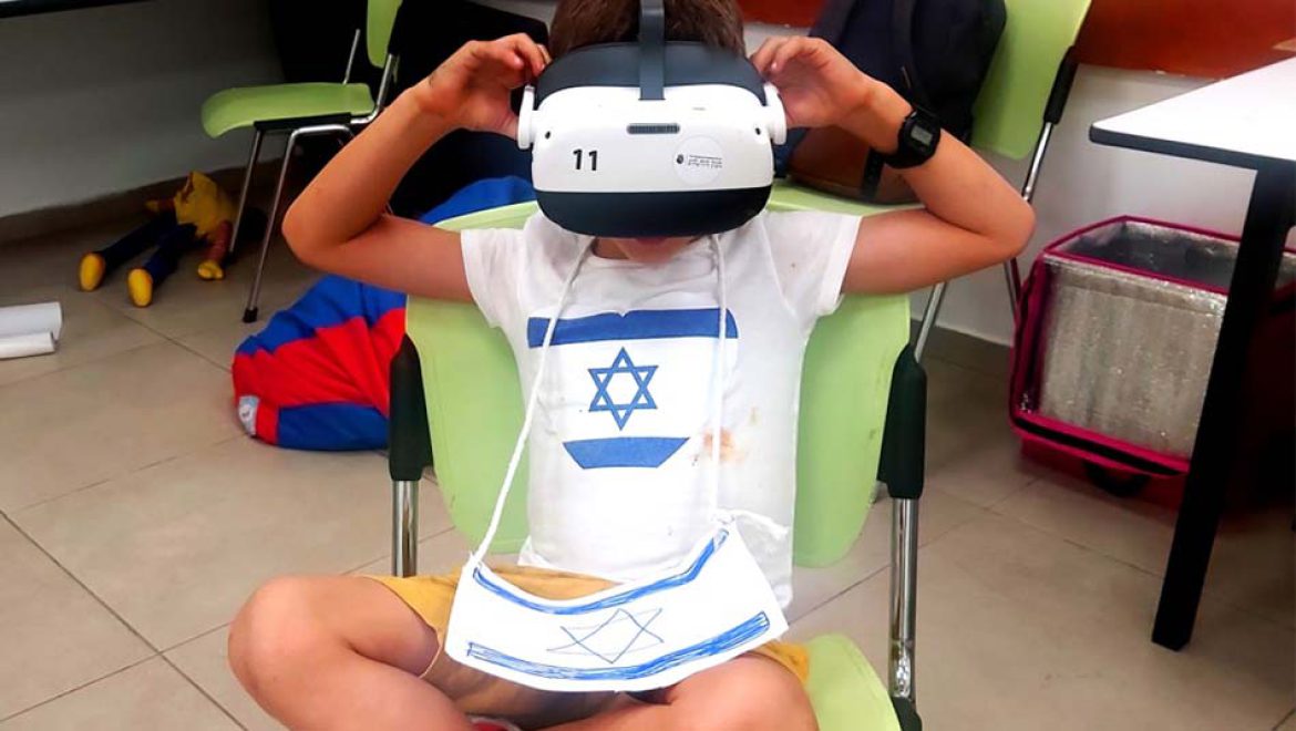 מרכיבים משקפי תלת-ממד ונכנסים לעולם של מציאות וירטואלית