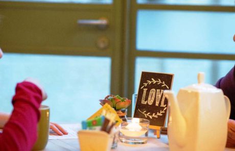 דייט עם הסבא.תא: מפגש בין-דורי המיועד לסבים/ות ולנכדים/ות