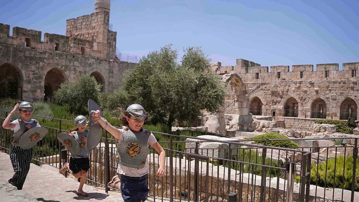 המשפחות בוחרות ביום הבחירות העירוניות במגדל דוד מוזיאון ירושלים
