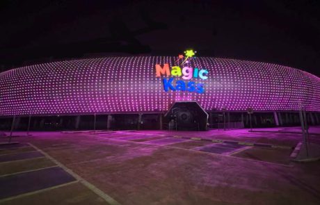 פארק השעשועים מג’יק קאס הואר בסגול להזדהות