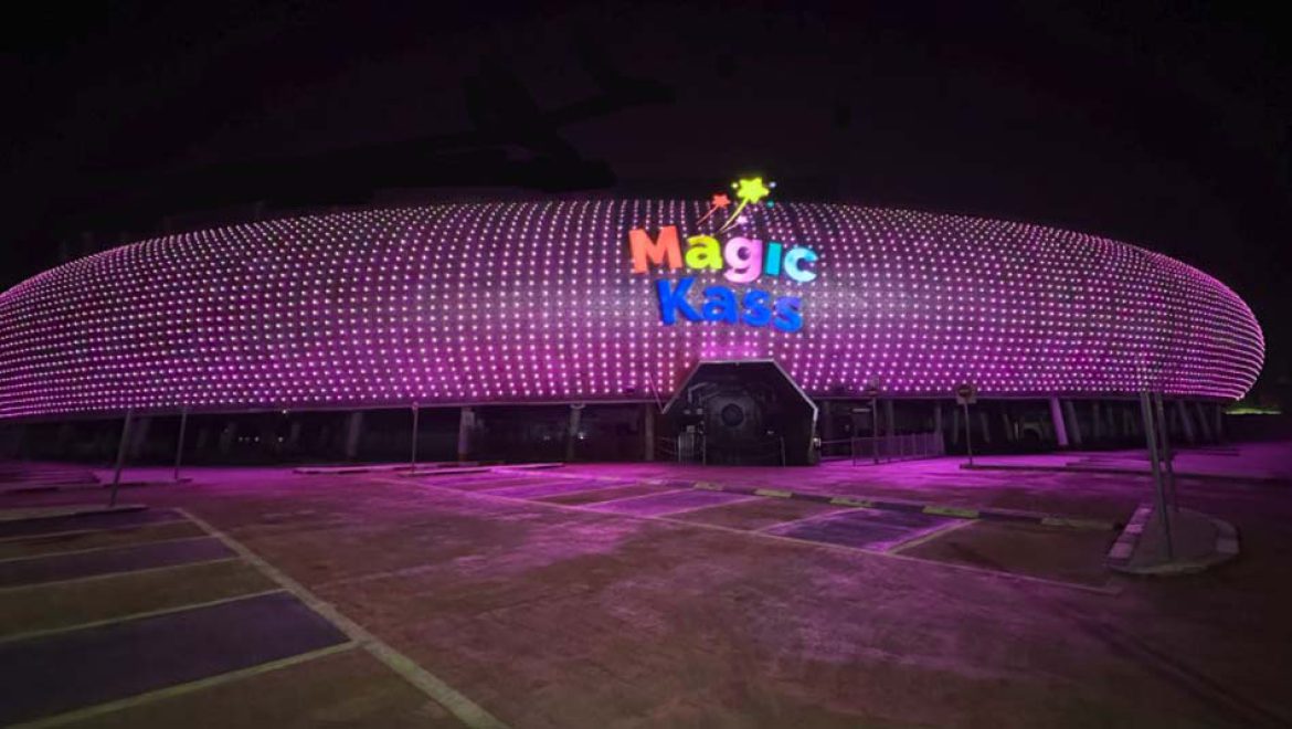 פארק השעשועים מג’יק קאס הואר בסגול להזדהות