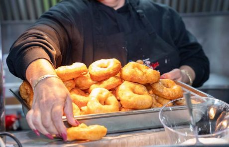 עיר של אורות ותקווה: שלומי שבת וזהבה בן בפסטיבל חנוכה מרהיב