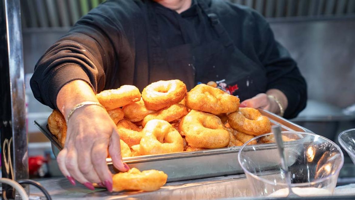 עיר של אורות ותקווה: שלומי שבת וזהבה בן בפסטיבל חנוכה מרהיב