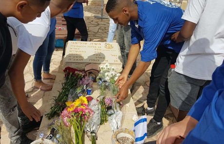 “זר לנופל”: צרור פרחים למשפחות השכולות