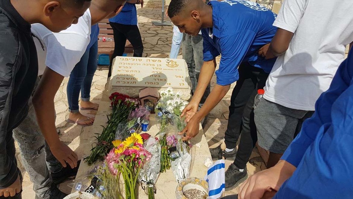 “זר לנופל”: צרור פרחים למשפחות השכולות