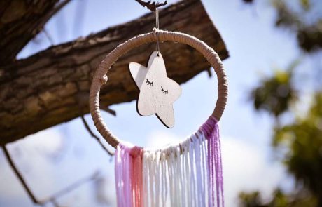 “עוטפים את הילדים בחלומות טובים”: פרויקט אמנות המגשים חלומות