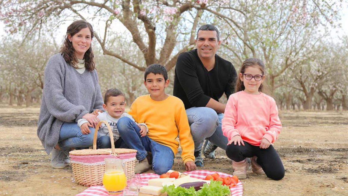 פיקניק משפחתי בין פריחת השקדיות בחבל יתיר