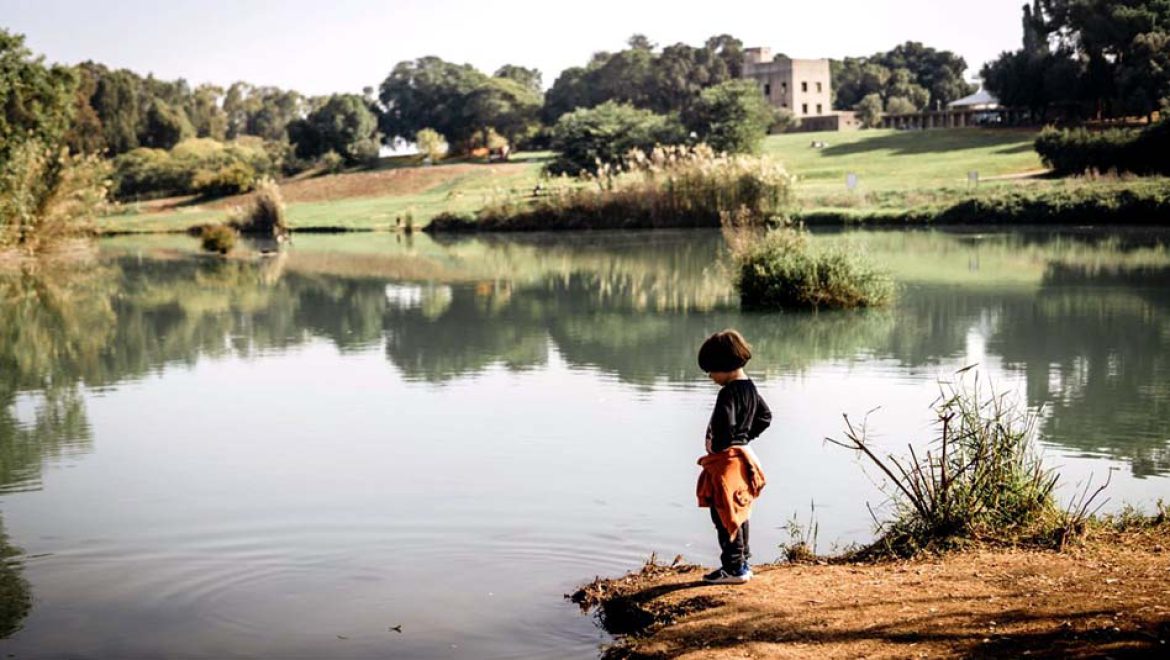 טיול במגפיים, בגן לאומי ירקון: תמונה חורפית בין תל עתיק לנחל שופע