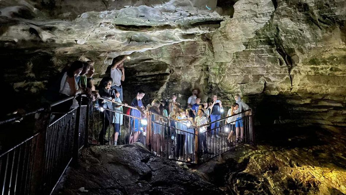 אורות ועששיות בנקרות: חנוכה של אור בראש הנקרה