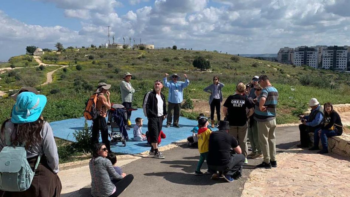 בין גן לאומי לשמורת טבע, בין קיסריה ועין גדי, בין פריחה להצגה