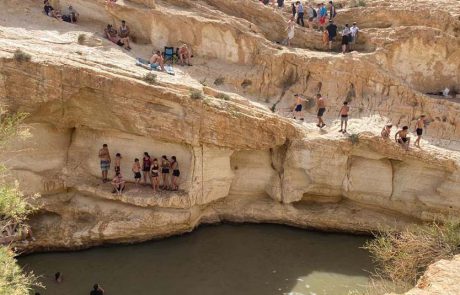 טיול משפחתי בעין ירקעם אשר בשמורת הטבע המכתש הגדול
