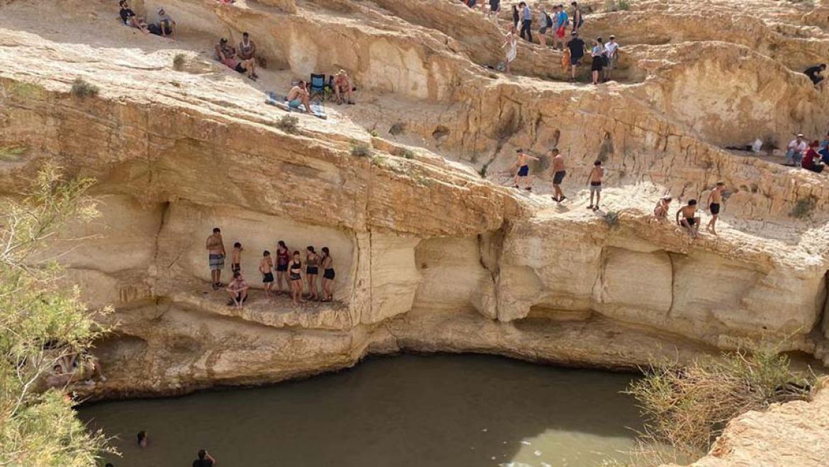 טיול משפחתי בעין ירקעם אשר בשמורת הטבע המכתש הגדול