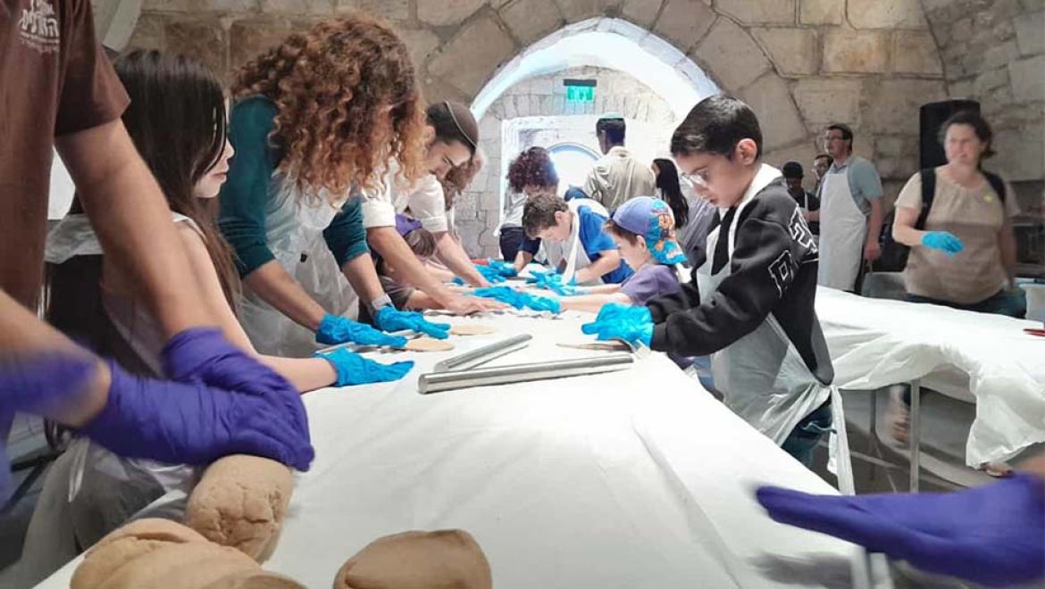 אפיית מצות כשרות לפסח, סיורים מודרכים והפעלות לילדים, באתרי מורשת